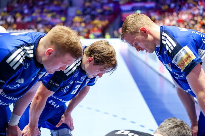 Ómar Ingi Magnússon, lengst til hægri, hugar hér að meiddum liðsfélaga sínum í gær ásamt þeim Janusi Daða Smárasyni og Ými Erni Gíslasyni.