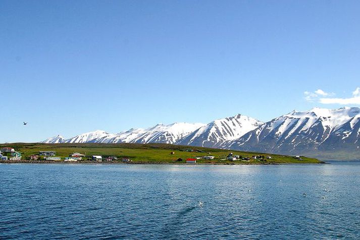 Hrísey í eyjafirði
Sveitarstjórn Eyjafjarðarsveitar hefur nú slitið viðskiptum við Arion banka vegna fregna um ofurlaun innan bankans.