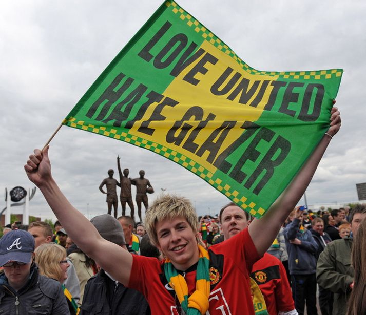 Þessir litir eru áberandi í stúkunni, þeir eru einkennislitir þeirra sem mótmæla eigendum United.