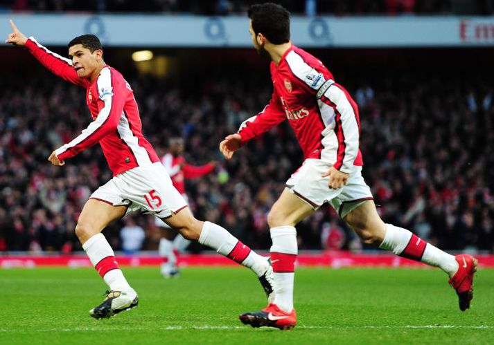 Denilson og Cesc Fabregas fagna fyrra marki Arsenal.