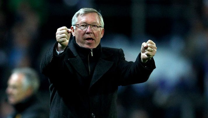 Alex Ferguson fagnar sigrinum í kvöld.