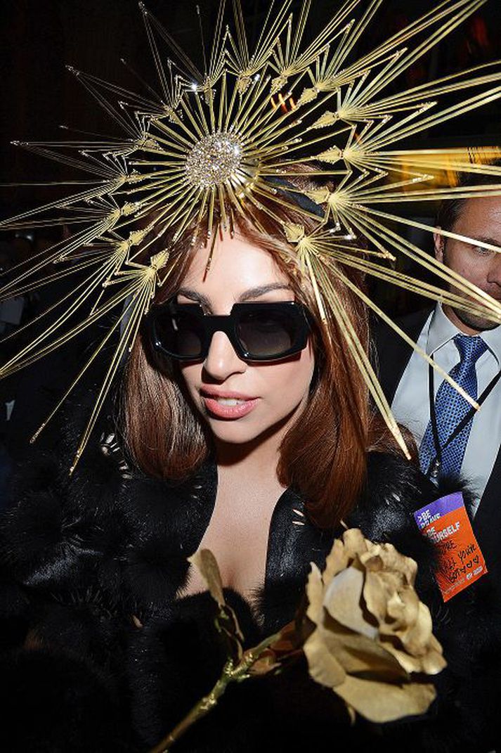Söngkonan Lady Gaga er þekkt fyrir skrautleg höfuðföt og frumlegan klæðaburð.nordicphotos/getty