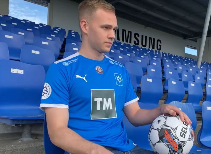 Daníel Finns Matthíasson í Stjörnubúningi í stúkunni á Samsung-vellinum í Garðabæ.