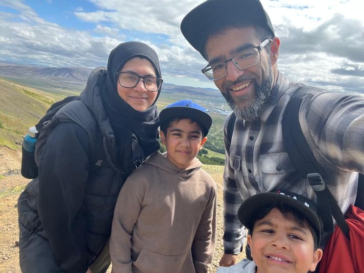 Mahdya á ferðalagi ásamt fjölskyldu sinni.