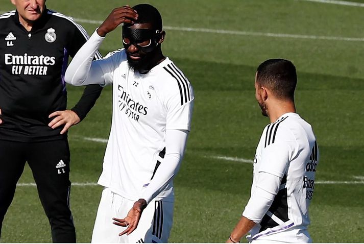 Antonio Rudiger, leikmaður Real Madrid, með hlífðargímu á æfingu liðsins fyrir El Clásico