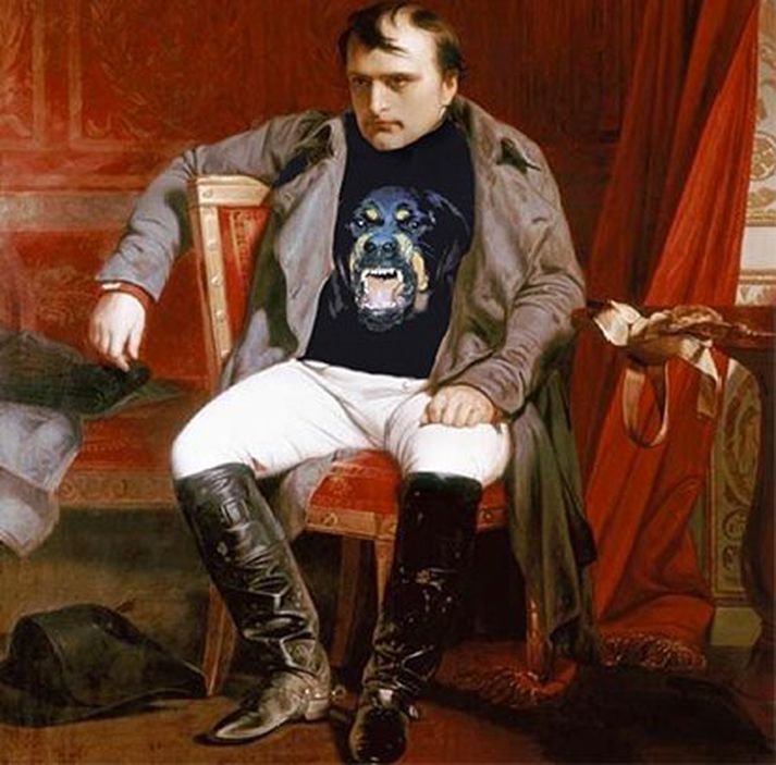 Hér má sjá Napoleon klæðast Givenchy peysu.