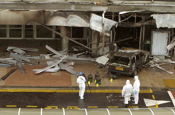 Rannsóknarlögreglumenn á vettvangi í gær þar sem jeppa í ljósum logum var ekið á innganginn að flugstöð Glasgow-flugvallar í fyrradag.