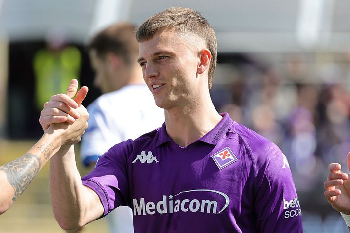Albert Guðmundsson með bros á vör í leiknum við Atalanta í dag.