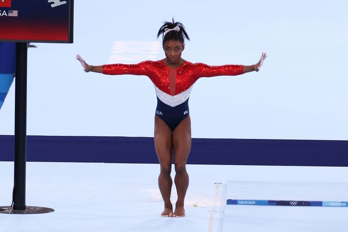 Simone Biles hrasaði í lendingu eftir stökk á hesti.