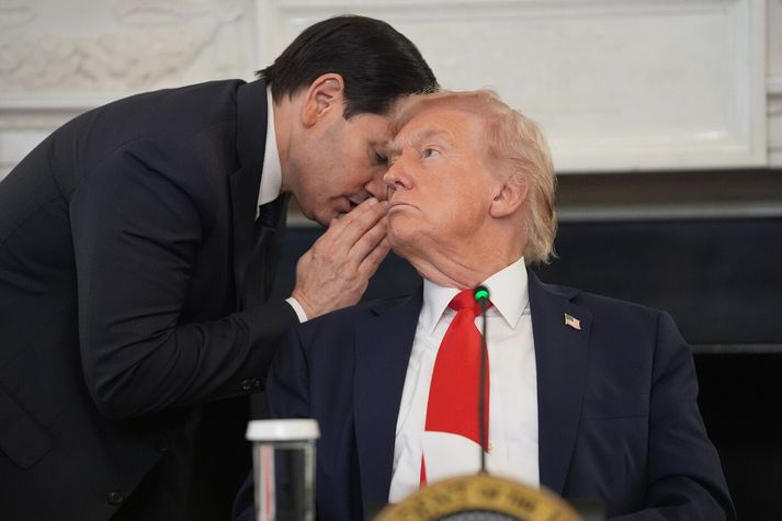 Marco Rubio, utanríkisráðherra, hvíslaði að Trump fyrr í kvöld að samkomulag væri að nást í Egyptalandi.