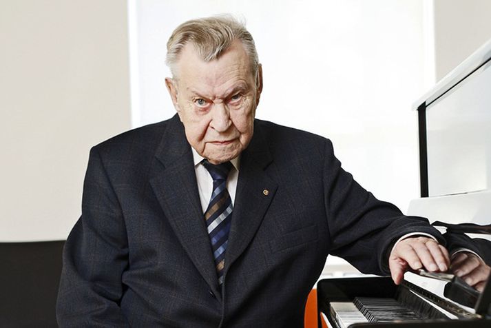Jón Þórarinsson tónskáld lést í gær. 