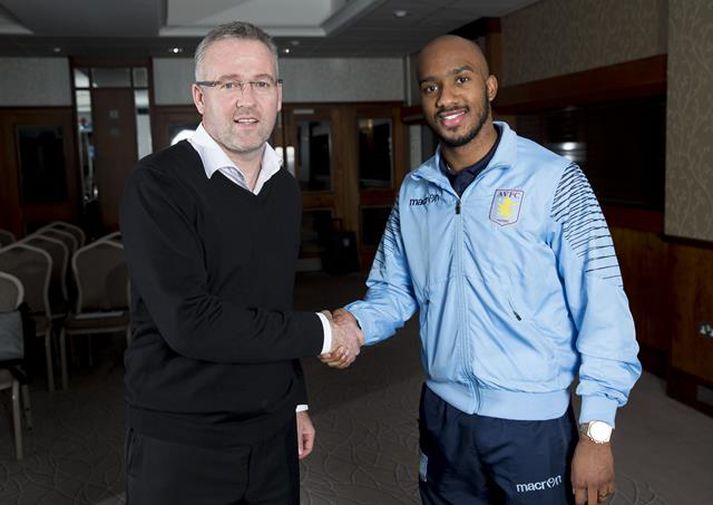 Delph og Paul Lambert, knattspyrnustjóri Villa, handsala samninginn.