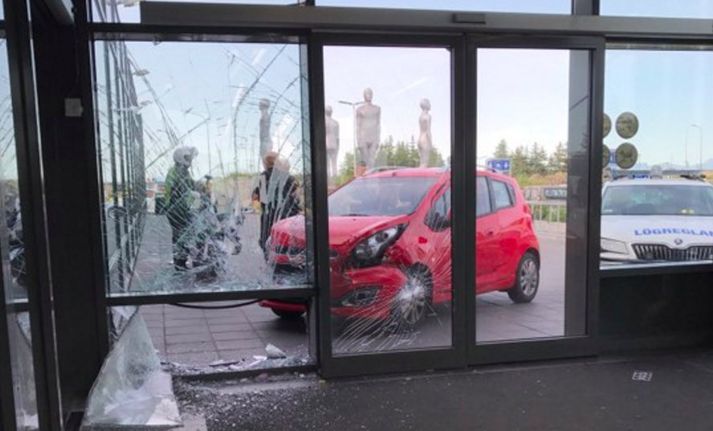 Myndin tengist efni fréttarinnar á þann hátt að bíllinn sem lenti á flugstöðinni á dögunum var stolinn.