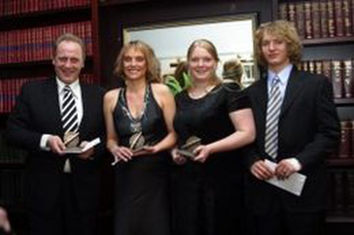Verðlaunahafarnir 2004. Þá hlutu Agnes Bragadóttir, Brynhildur Ólafsdóttir og Reynir Traustason verðlaunin.