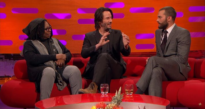 Keanu Reeves og Whoopi Goldberg voru afar áhugasöm um að heyra sögu Jamie Dornan.