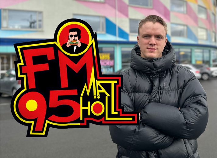 Gústi B ásamt merki nýju mathallarinnar. Er það byggt á gömlu merki FM957.