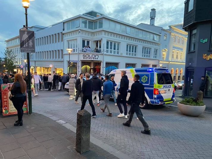 Veitingamenn eru nú í óða önn að huga að birgðastöðu sinni og kalla út starfsfólk: Það verður opið í nótt.