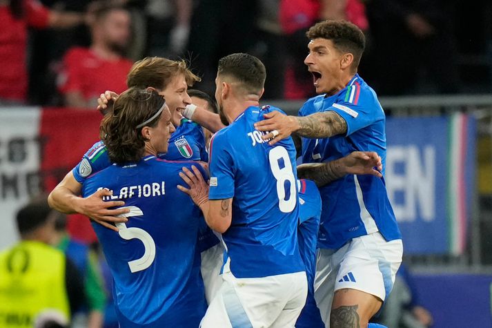 Ítalír fagna marki Nicolo Barella.