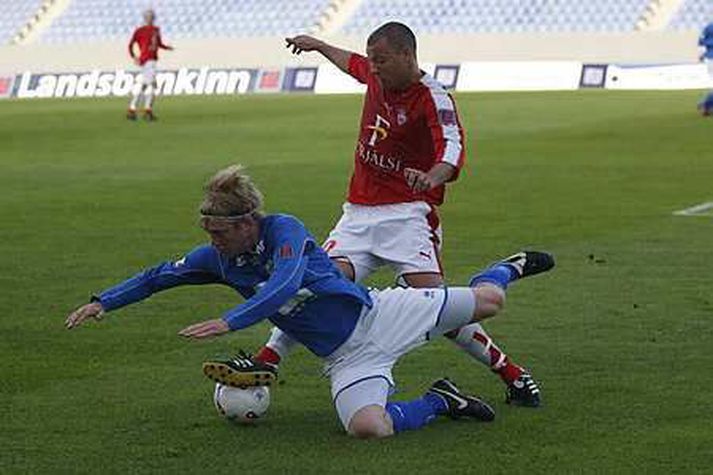 Kristján Hauksson er hér að verjast Helga Sigurðssyni í viðureign Fram og Vals í fyrra.