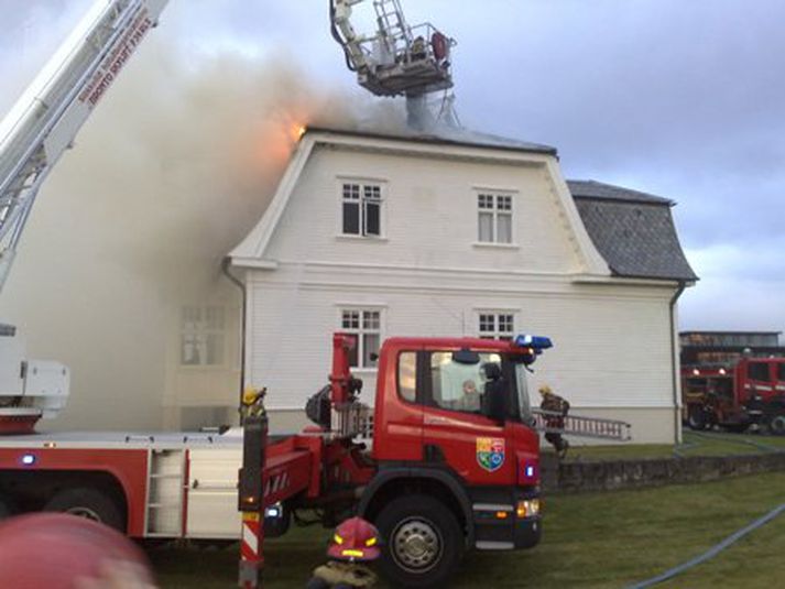 Eldurinn læsti sig í þak og milliloft hússins. Mynd/ Vilhelm.