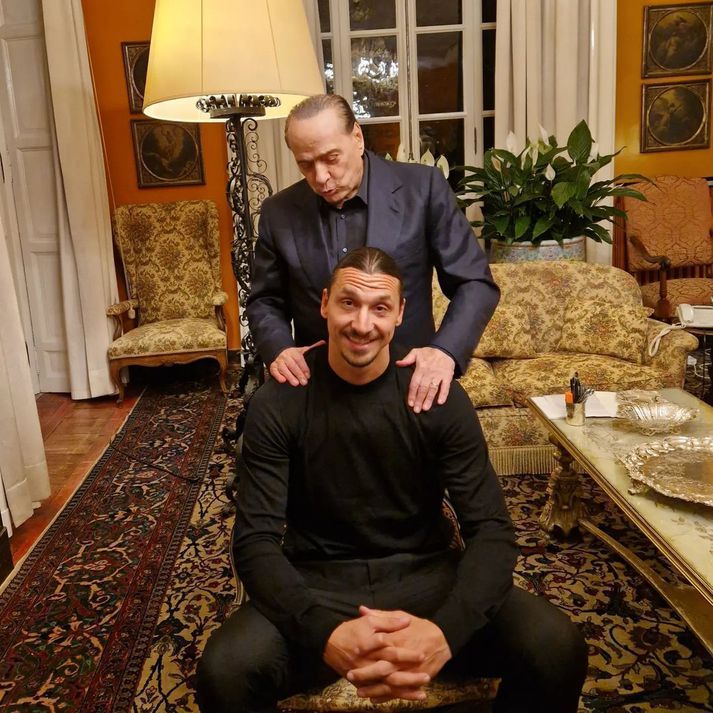 Zlatan Ibrahimovic birti þessa mynd af sér með Silvio Berlusconi.