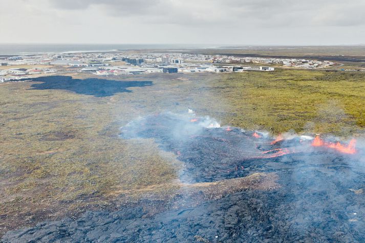 Kvikuhlaup hófst á sjöunda tímanum að morgni 1. apríl og skömmu síðar hófst eldgos. Það varði þó stutt og hefur engin virkni sést við gossprunguna í meira en sólarhring.