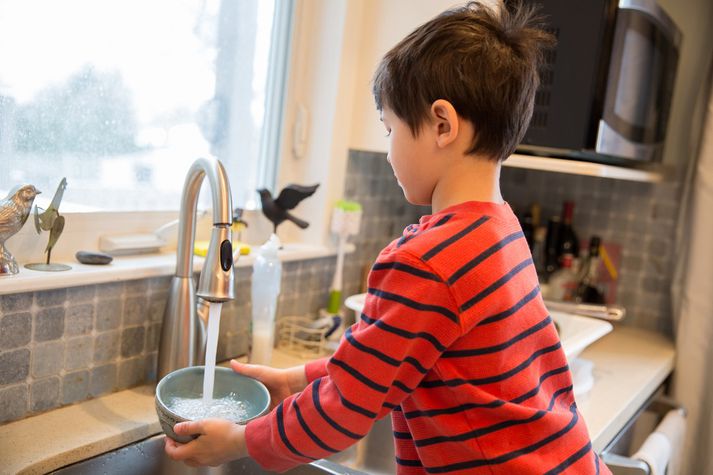 Í sýnunum kom í ljós að 0,2 til 0,4 plastagnir fundust í hverjum lítra vatns en það eru betri niðurstöður en birtar voru í erlendri skýrslu um örplast í neysluvatni og fjallað var um í fjölmiðlum hér á landi í september síðastliðnum.