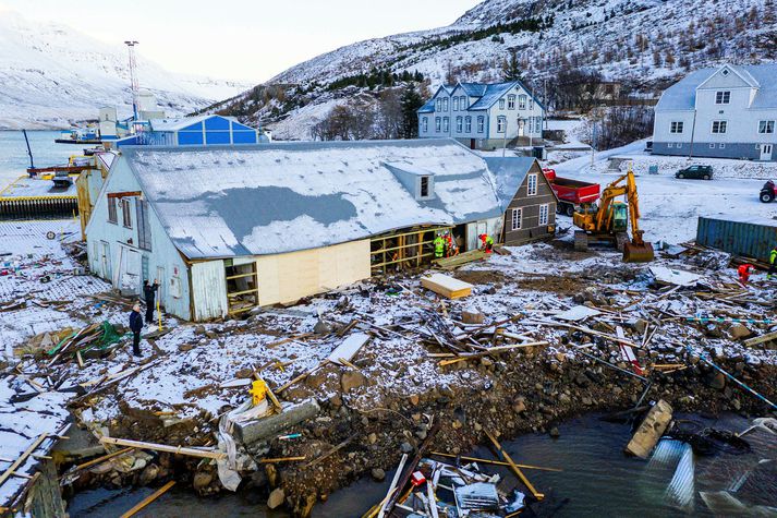 Eyðileggingin var mikil í desember þegar stóra aurskriðan féll eftir miklar rigningar dagana á undan.