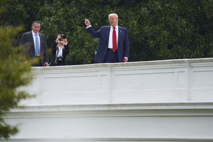 Donald Trump, forseti Bandaríkjanna, á þaki Hvíta hússins. Þaðan kallaði hann ítrekað til blaðamanna og reyndi að svara spurningum þeirra.