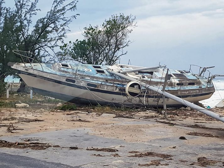 Bahama-eyjar slapp betur en við var búist frá fellibylnum Irmu. Magnað veðurfyrirbæri olli því að sjórinn hefur sogast frá ströndum eyjanna en búist er við því að strandirnar verði komnar í rétt horf síðar í dag.