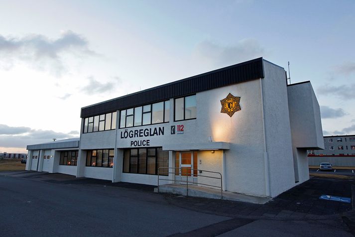 Lögreglan stöðvaði för mannsins og kom þá í ljós að bifreiðin sem hann ók var ótryggð og án skráninganúmera. Þá var ökumaðurinn ekki með ökuskírteini meðferðis.