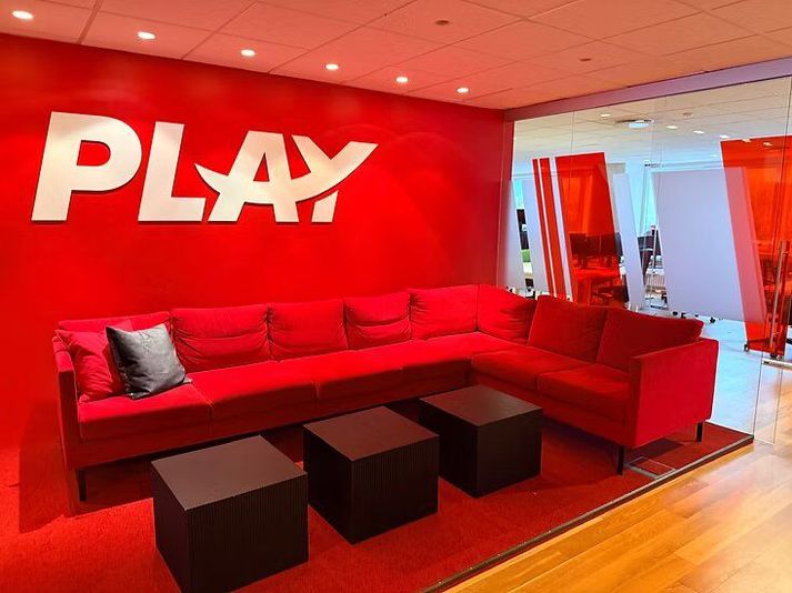Þessi glæsilegi sófi er til sölu úr þrotabúi Play. Enn á þó eftir að verðleggja hann.