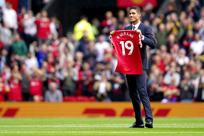 Raphael Varane með Manchester United treyju númer nítján.