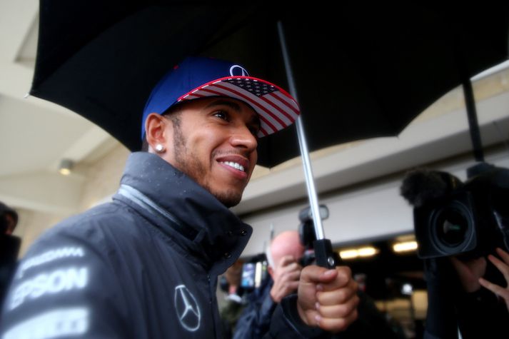 Lewis Hamilton fannst gaman að keyra í rigningunni.