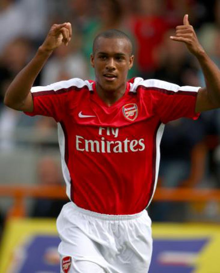 Simpson hefur ekki leikið í úrvalsdeildinni en spilað með Arsenal í deildabikarnum.