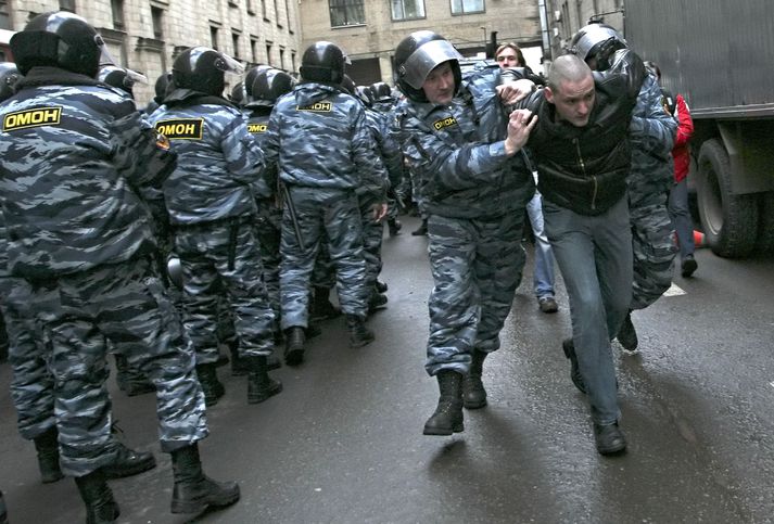 Óeirðalögregla fjarlægði um 400 mótmælendur í Moskvu á laugardag.