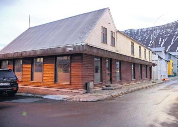 Silfurgata 5. Nú stendur til að opna gistihús í Norska bakaríinu á Ísafirði og komu munirnir í ljós þegar veggir á efri hæð hússins voru brotnir niður.

Mynd/Halldór Sveinbjörnsson