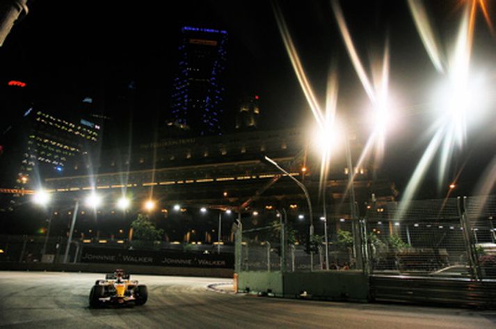 Fernando Alonso vann mótið í Singapúr fremur óvænt á Renault.