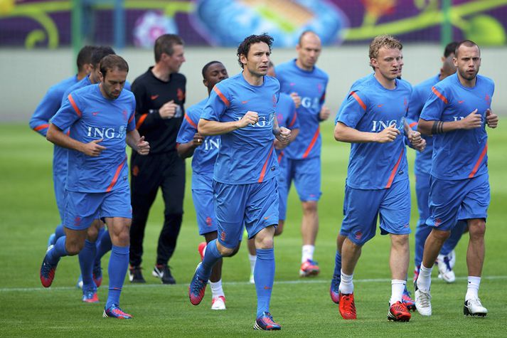 Van Bommel (fyrir miðri mynd) ásamt félögum sínum á æfingu í vikunni.
