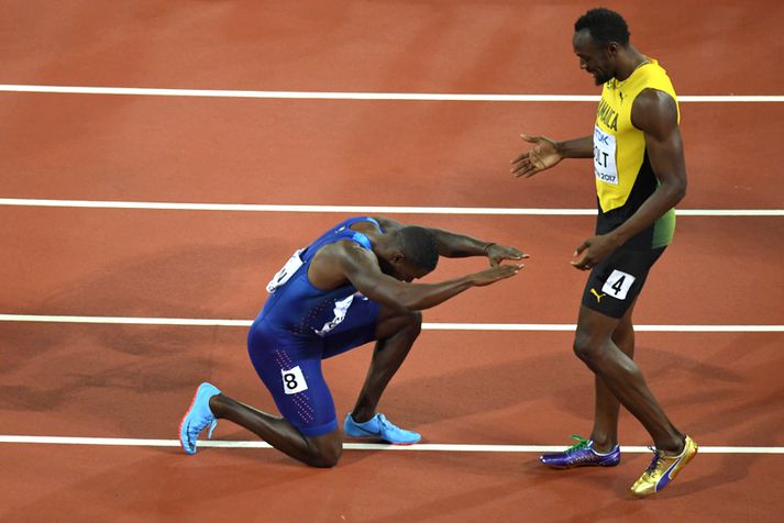 Gatlin kraup fyrir Bolt eftir hlaup í virðingarskyni.