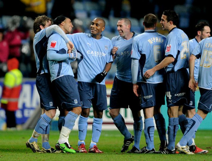 Leikmenn Coventry fagna marki Leon Best sem dugði ekki til.