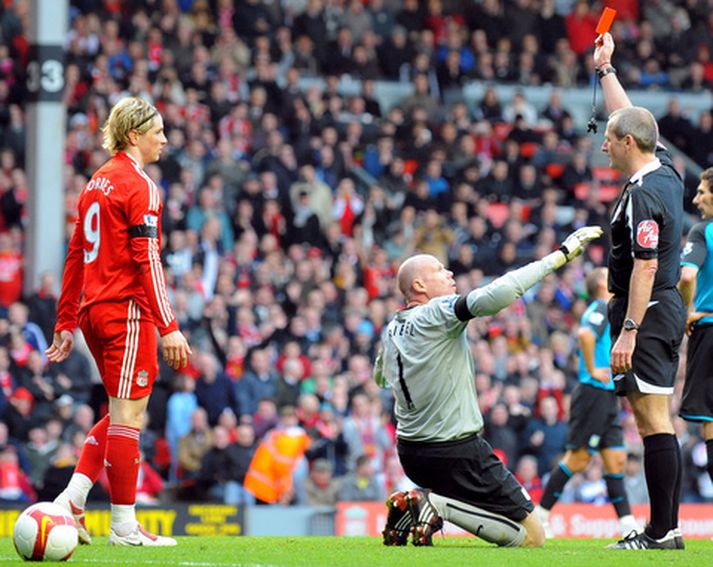 Brad Friedel horfir hér upp og sér að Martin Atkinson er búinn að gefa honum rauða spjaldið.