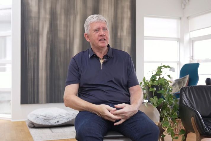Bjarni Hafþór fer um viðan völl í uppistandi sínu, Hristur en ekki hrærður, sem aðgengilegt er á Sýn+.
