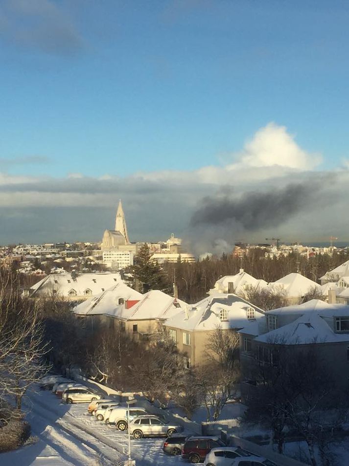 Mynd sem tekin var af reyknum sem leggur frá eldsvoðanum.