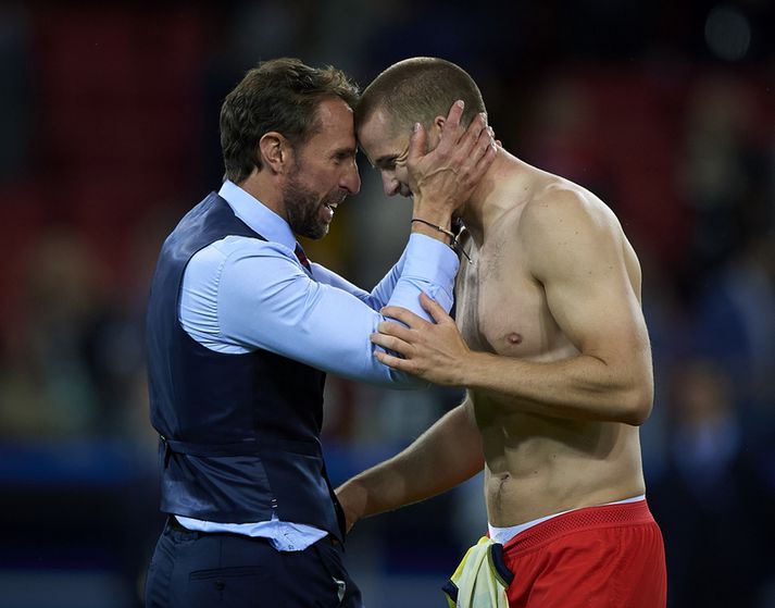 Enski landsliðsþjálfarinn Gareth Southgate fagnar Eric Dier eftir leikinn.