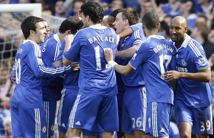 Leikmenn Chelsea fagna Essien eftir að hann skoraði sigurmark liðsins í dag.
