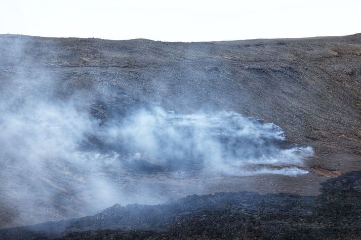 Vindátt var norðlæg í nótt en snérist í hæga austlæga um klukkan sex í morgun. Nokkrum klukkustundum síðar verður vart við reyk í suðvesturhlíðum Geldingadala. Þessa mynd tók ljósmyndari Vísis í Geldingadölum nú fyrir stundu.