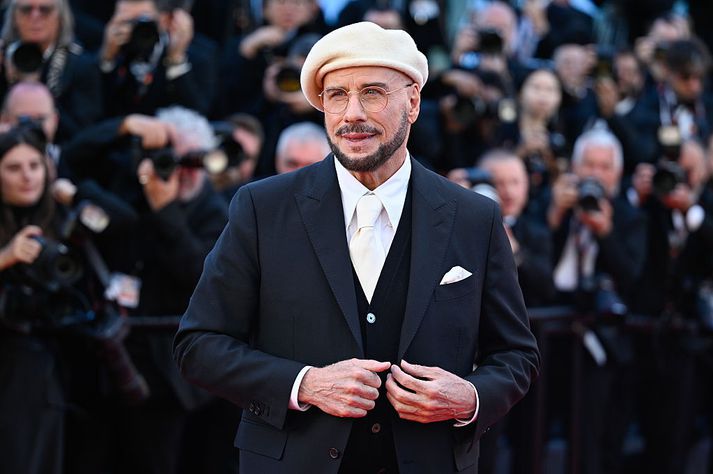 Travolta helvíti nettur með kremuðu alpahúfuna á rauða dreglinum á Cannes.