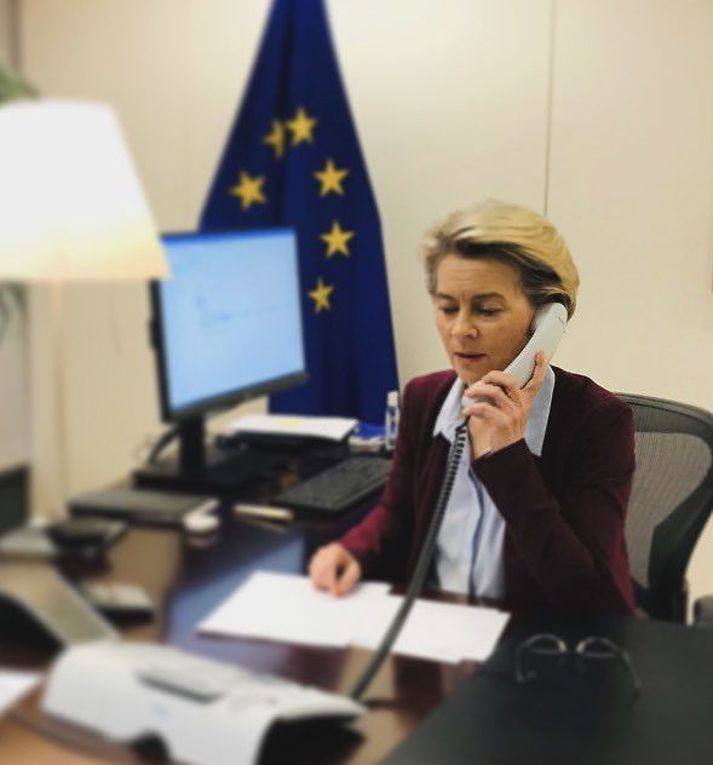 Ursula von der Leyen birti þessa mynd með tísti sínu í morgun. Ætla má að myndin sýni forsetann í miðjum samræðum við Katrínu Jakobsdóttur, forsætisráðherra Íslands.