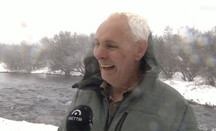 Gunnar Bender, ritstjóri Sportveiðiblaðsins, í slydduéljum við Elliðaár í dag. Gunnar er jafnframt forfallinn veiðimaður sjálfur.